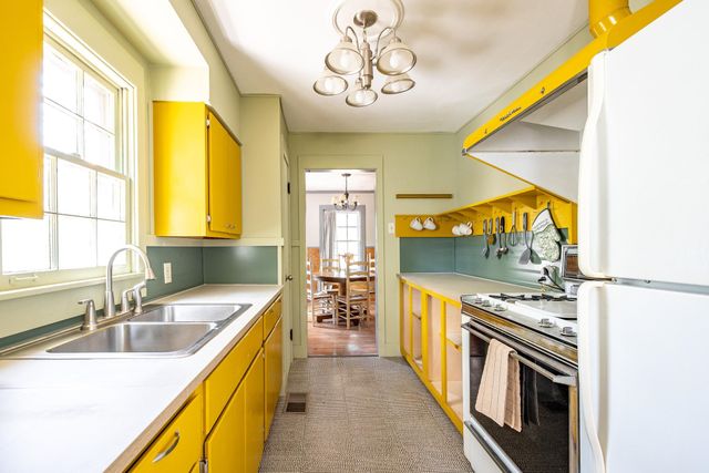 830 COLONIAL RD, Memphis, TN 38117