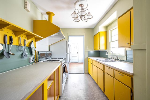 830 COLONIAL RD, Memphis, TN 38117