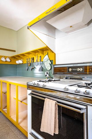 830 COLONIAL RD, Memphis, TN 38117