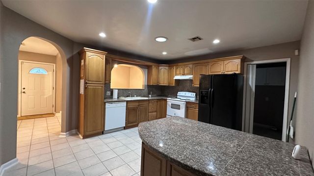 5753 Pinehurst Drive, Montgomery, TX 77316