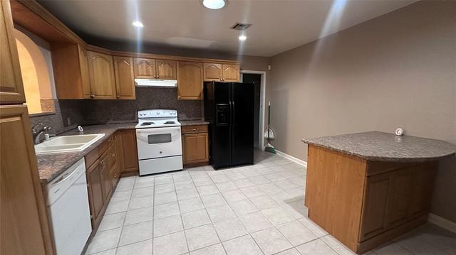 5753 Pinehurst Drive, Montgomery, TX 77316