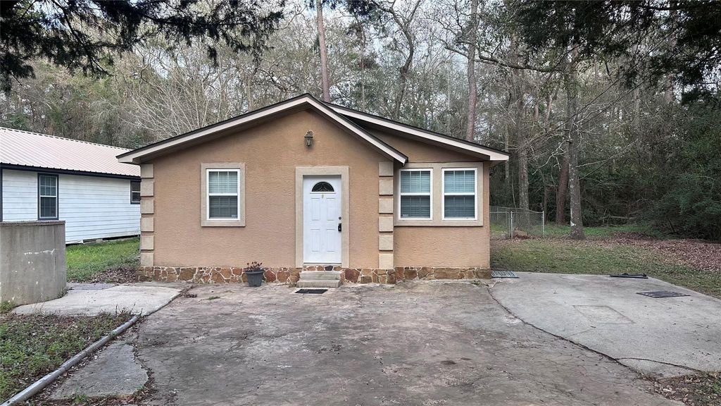 5753 Pinehurst Drive, Montgomery, TX 77316