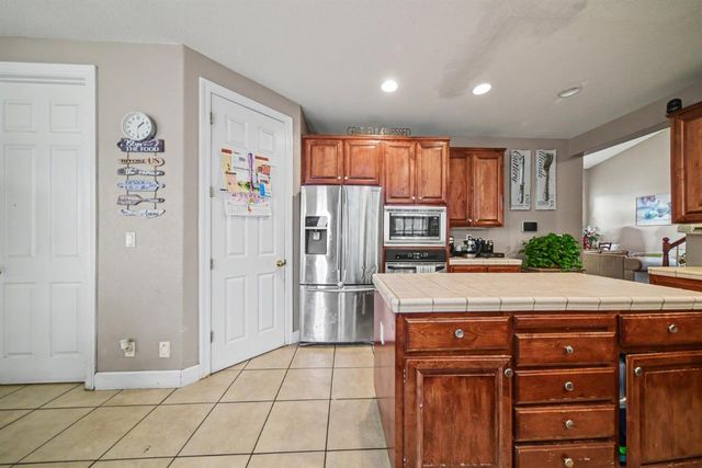 2226 Ryanlee Dr, Riverbank, CA 95367