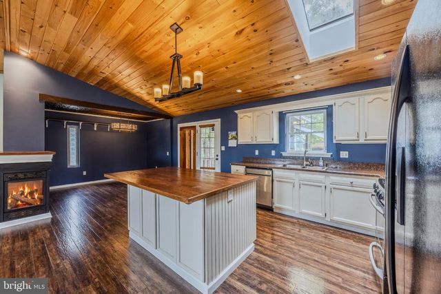 2445 MASSANUTTEN, Winchester, VA 22601