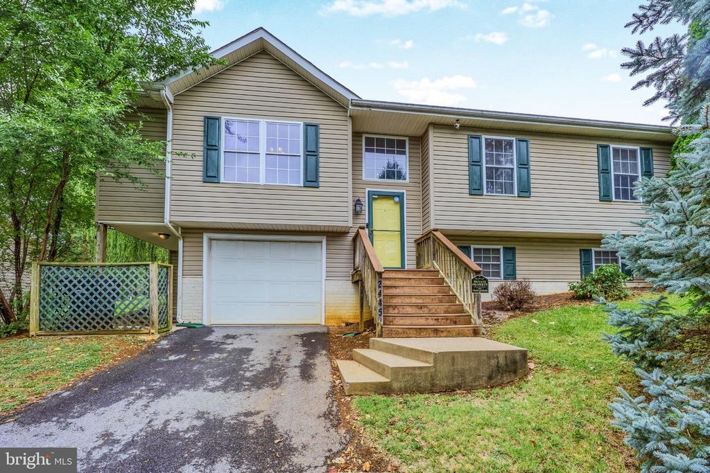 2445 MASSANUTTEN, Winchester, VA 22601