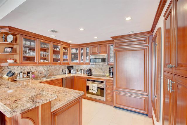 250 Bradley Place 408, Palm Beach, FL 33480