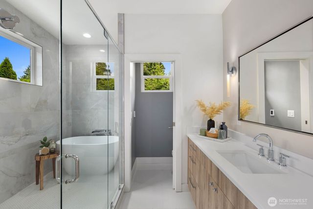 825 NE 105th Street, Seattle, WA 98125