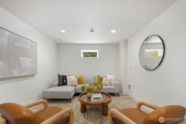 825 NE 105th Street, Seattle, WA 98125