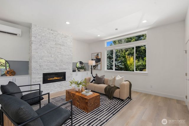 825 NE 105th Street, Seattle, WA 98125