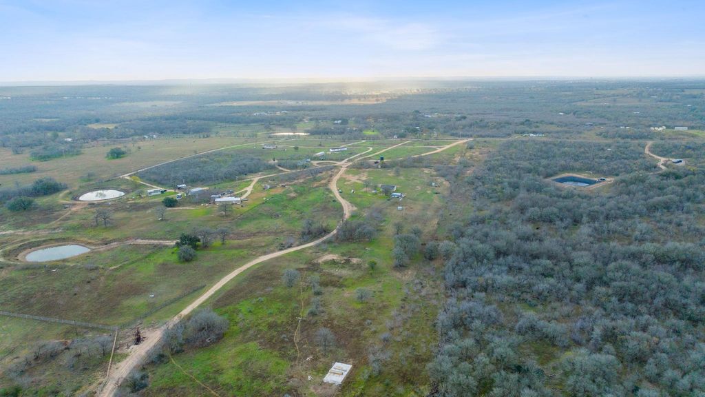 3466 Fm 671, Luling, TX 78648