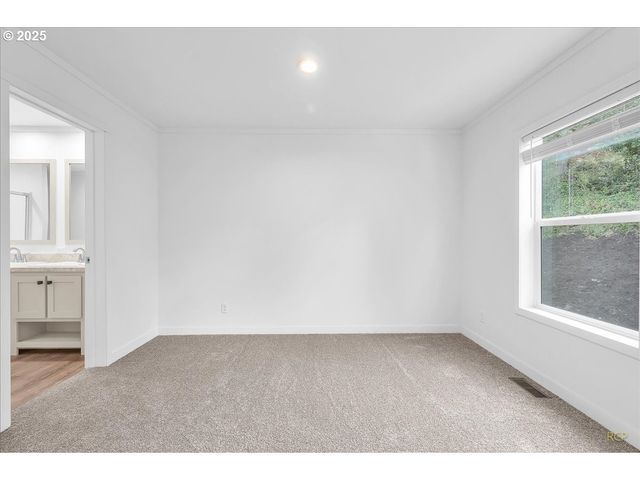 144 S 6th St, St Helens, OR 97051