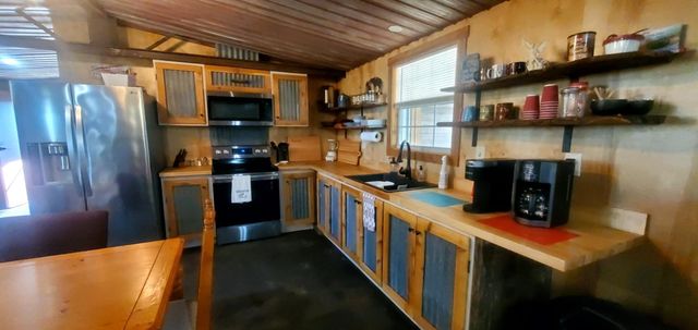 702 E Schubert ST E, Fredericksburg, TX 78624