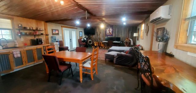702 E Schubert ST E, Fredericksburg, TX 78624