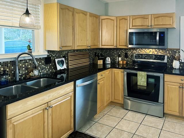 702 E Schubert ST E, Fredericksburg, TX 78624