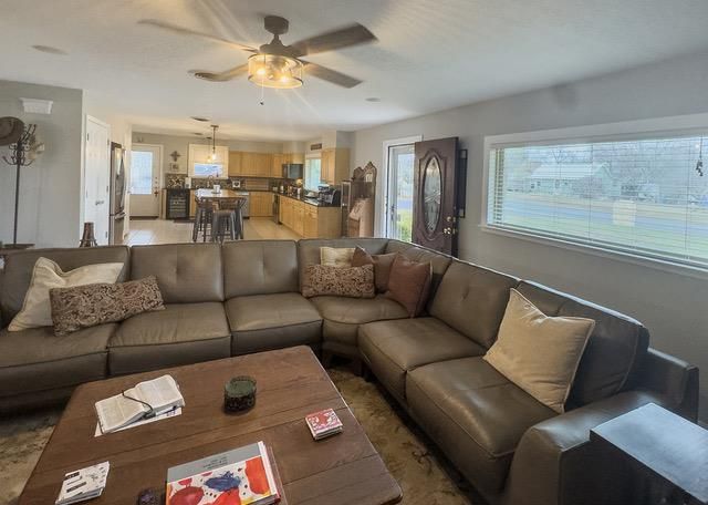 702 E Schubert ST E, Fredericksburg, TX 78624