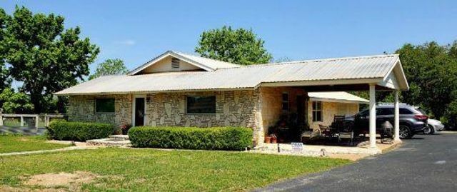 702 E Schubert ST E, Fredericksburg, TX 78624