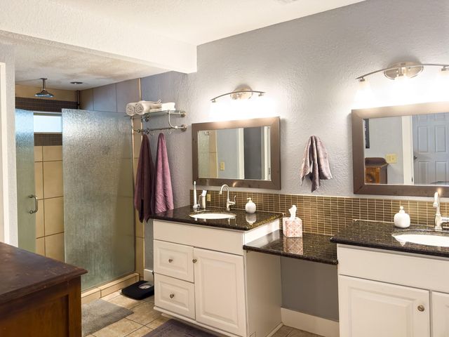 702 E Schubert ST E, Fredericksburg, TX 78624