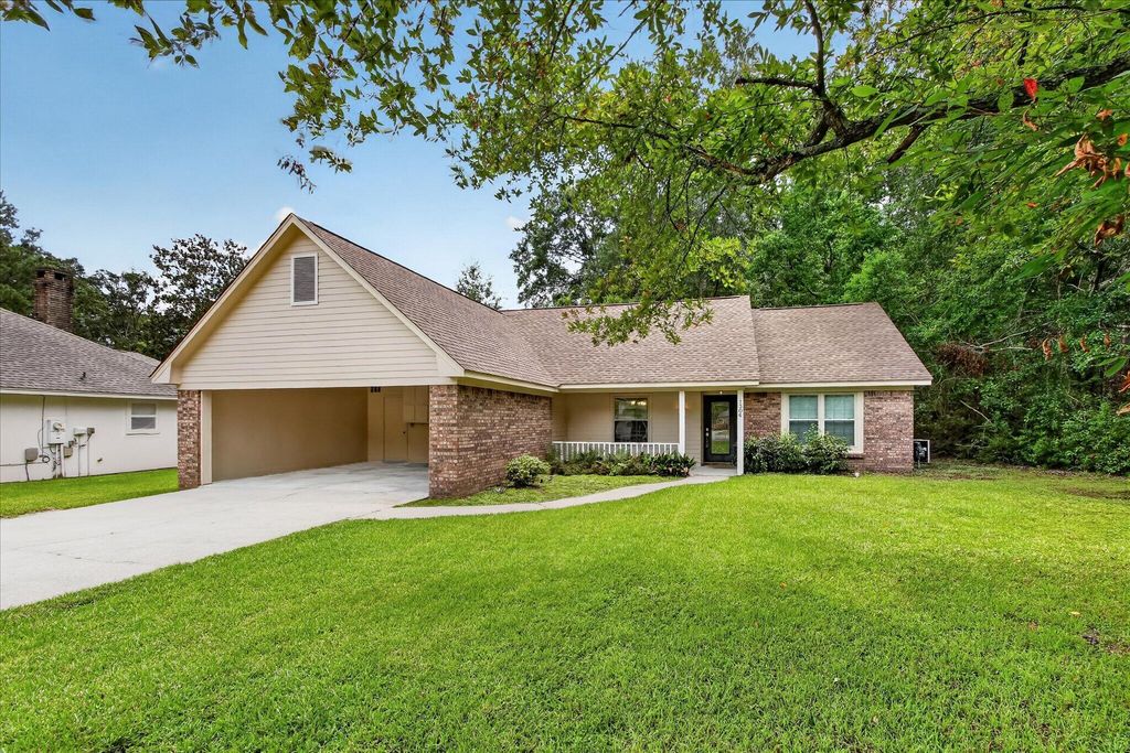 1306 Sandlewood Dr., Hattiesburg, MS 39402