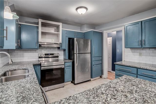 2409 NW Salem Court, Blue Springs, MO 64015