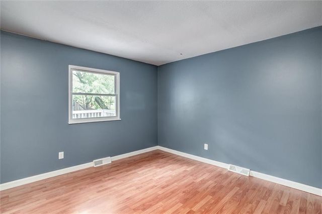 2409 NW Salem Court, Blue Springs, MO 64015