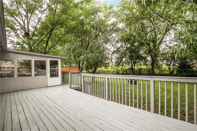 2409 NW Salem Court, Blue Springs, MO 64015