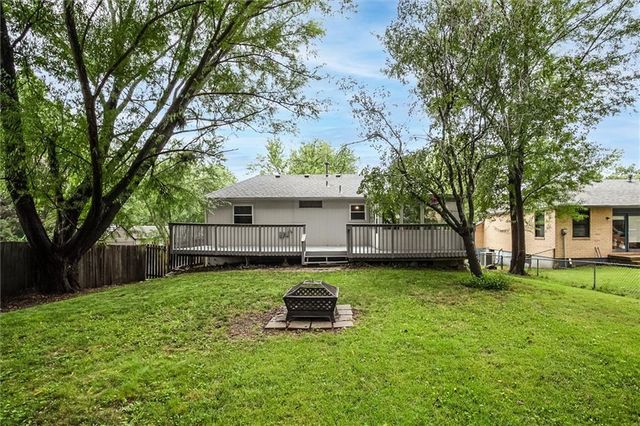 2409 NW Salem Court, Blue Springs, MO 64015
