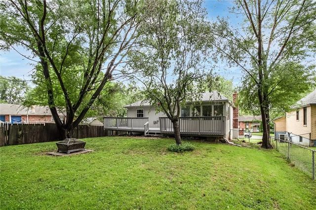 2409 NW Salem Court, Blue Springs, MO 64015