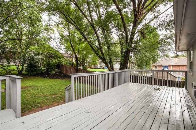 2409 NW Salem Court, Blue Springs, MO 64015