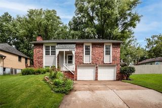 2409 NW Salem Court, Blue Springs, MO 64015