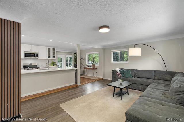 3815 Edgecrest Street, West Bloomfield, MI 48324