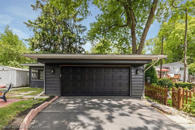 3815 Edgecrest Street, West Bloomfield, MI 48324