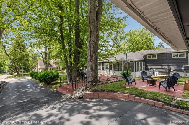3815 Edgecrest Street, West Bloomfield, MI 48324