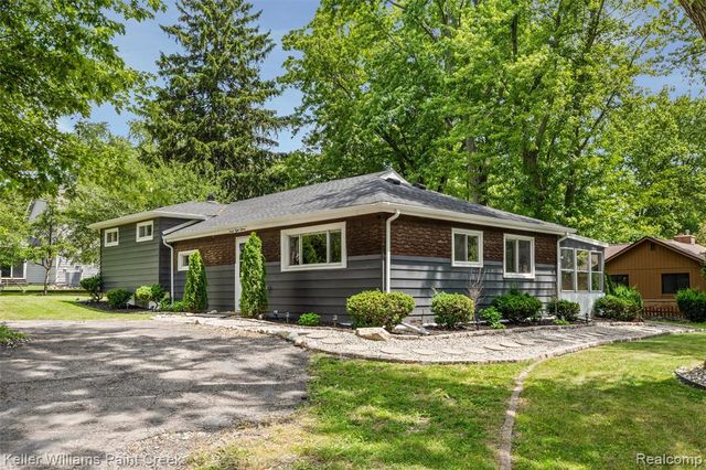 3815 Edgecrest Street, West Bloomfield, MI 48324