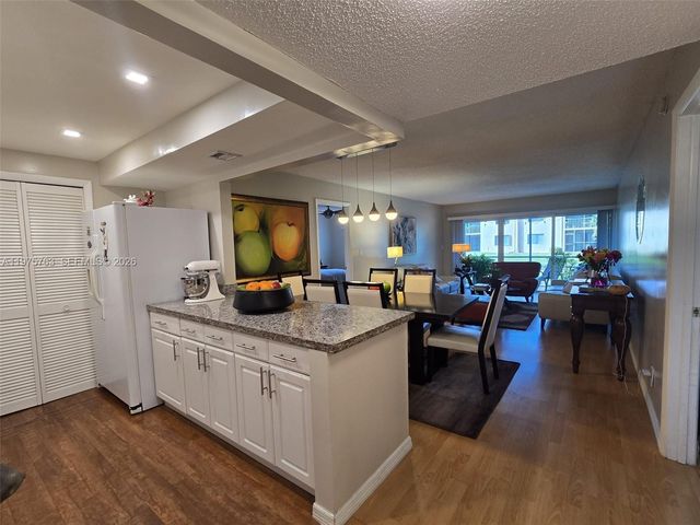 140 Lakeview Dr 111, Weston, FL 33326