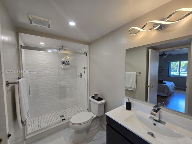 140 Lakeview Dr 111, Weston, FL 33326