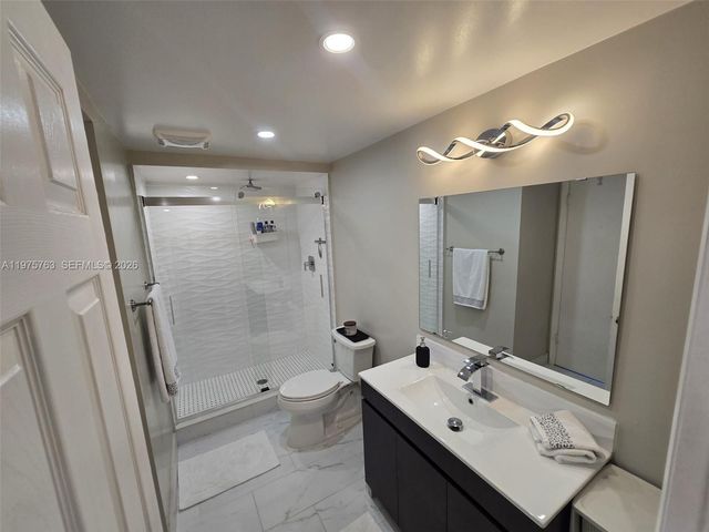 140 Lakeview Dr 111, Weston, FL 33326