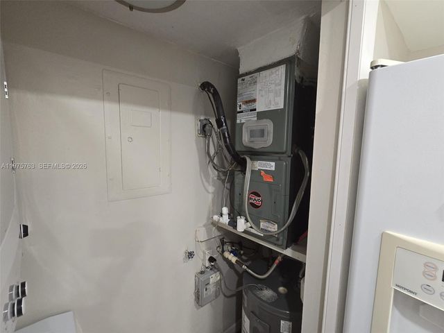 140 Lakeview Dr 111, Weston, FL 33326