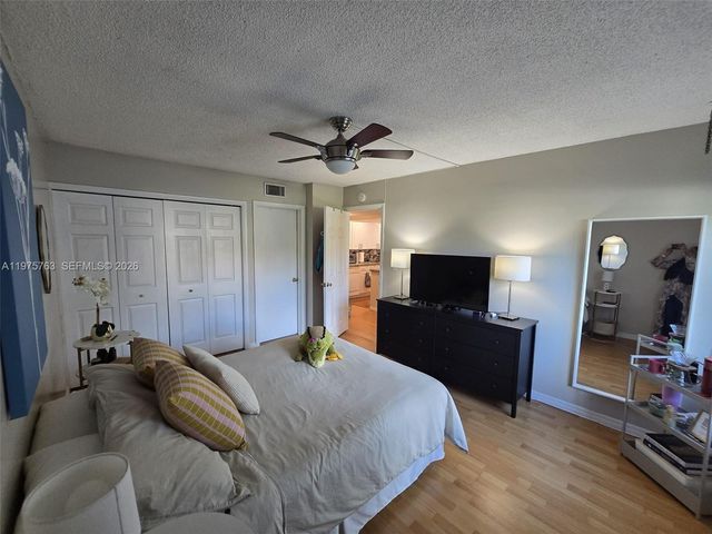 140 Lakeview Dr 111, Weston, FL 33326