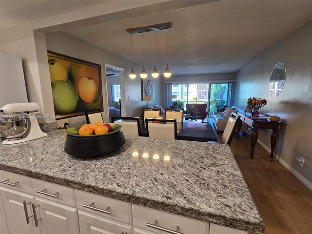 140 Lakeview Dr 111, Weston, FL 33326