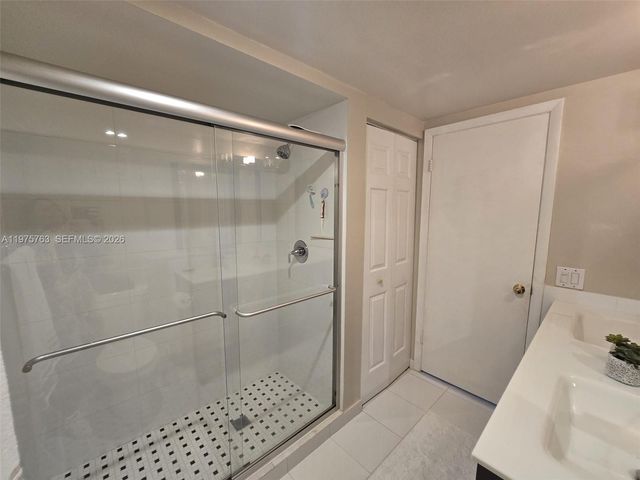 140 Lakeview Dr 111, Weston, FL 33326