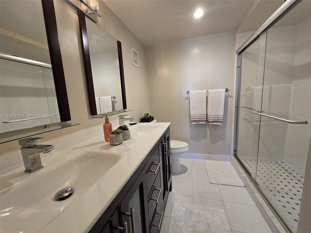 140 Lakeview Dr 111, Weston, FL 33326