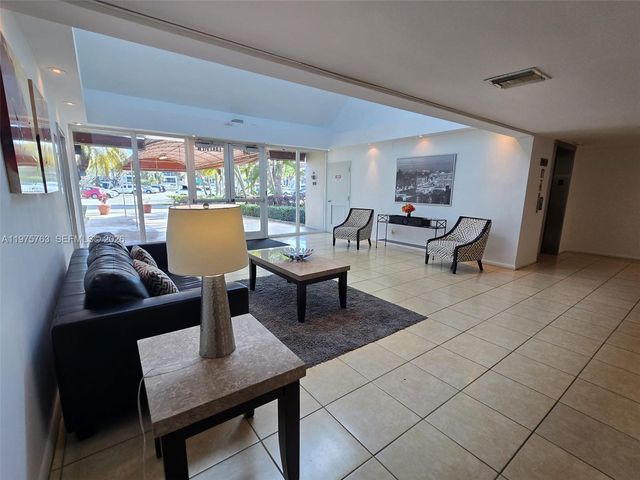 140 Lakeview Dr 111, Weston, FL 33326