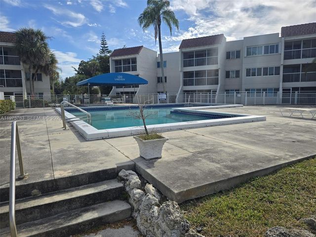 140 Lakeview Dr 111, Weston, FL 33326