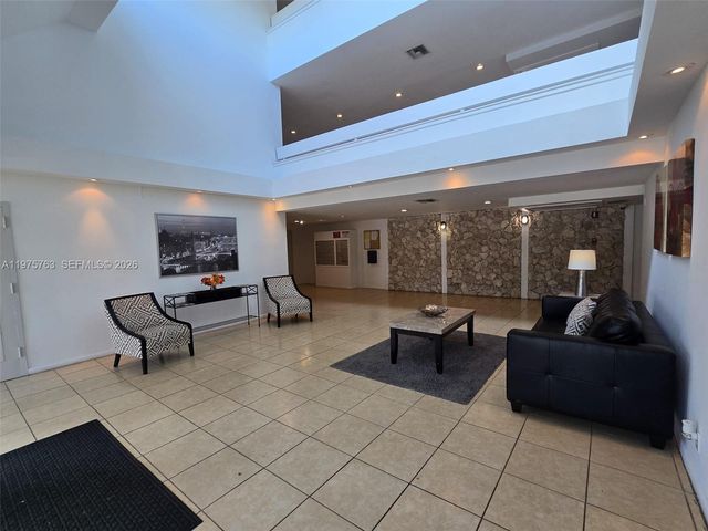 140 Lakeview Dr 111, Weston, FL 33326