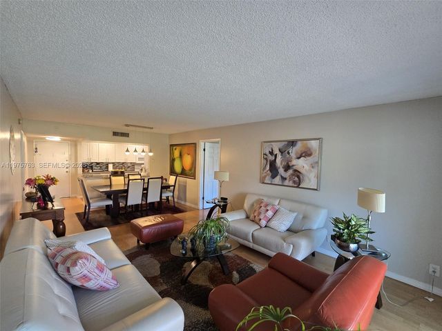 140 Lakeview Dr 111, Weston, FL 33326