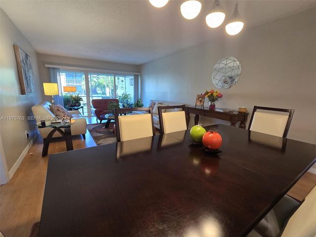 140 Lakeview Dr 111, Weston, FL 33326