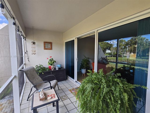 140 Lakeview Dr 111, Weston, FL 33326