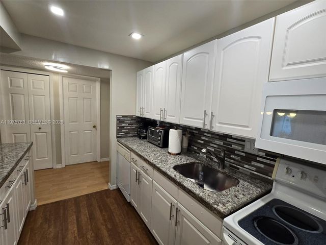 140 Lakeview Dr 111, Weston, FL 33326