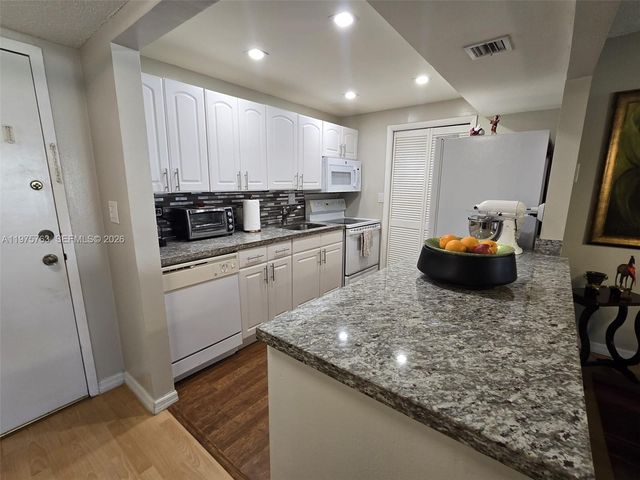 140 Lakeview Dr 111, Weston, FL 33326