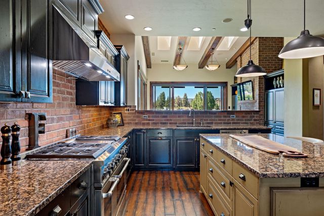 865 SW Theater Drive, Bend, OR 97702